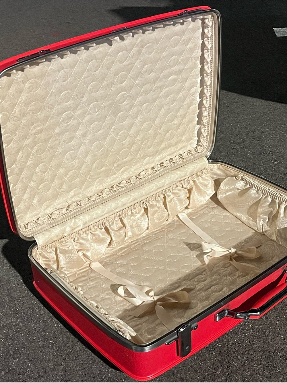 vintage 1960s American Tourister Red hard shell train case, Rare Original Key